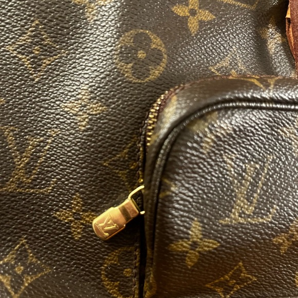 ⭐️ Louis Vuitton Monogram Backpack Authentic, great condition & clean inside. - Picture 4 of 13